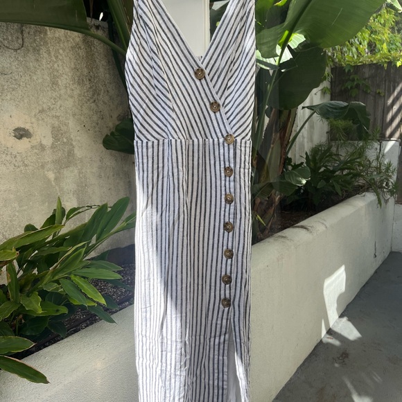 Urban Outfitters midi dress with asymmetrical buttons - Picture 4 of 9